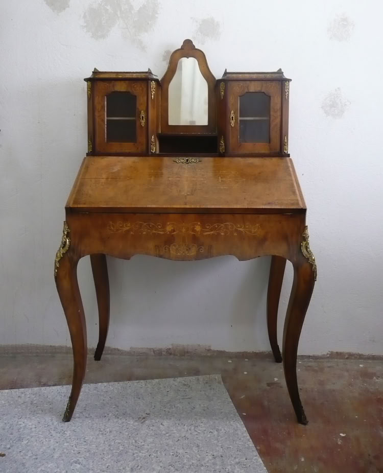 Antiker Holzschreibtisch mit geschwungenen Beinen, zwei kleinen Schränken und einem Spiegel in der Mitte.